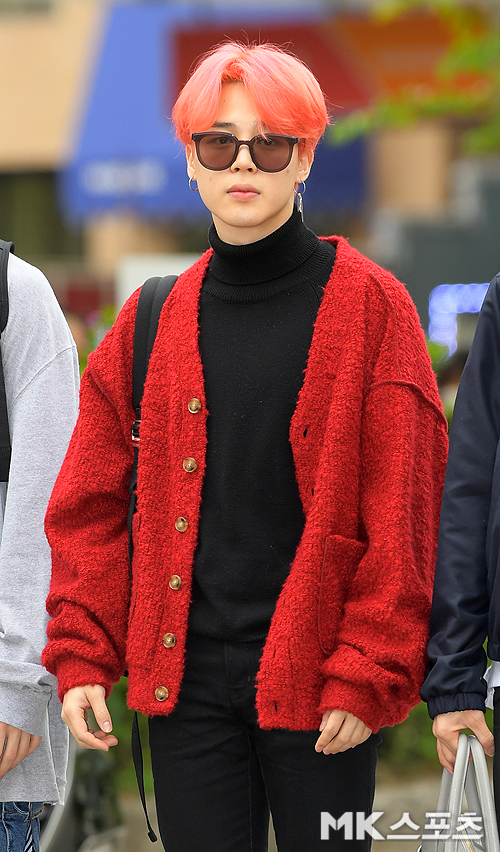 KBS Music Bank rehearsal was held at KBS in Yeouido, Yeongdeungpo-gu, Seoul on the morning of the 19th.BTS Jimin has photo time.