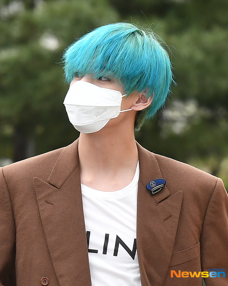 <p>Singer BTS V 4 19 am Seoul Yeongdeungpo-GU Yeouido Dong KBS new building public hall opened in KBS 2TV ‘Music Bank’ rehearsal in front of the photo.</p>