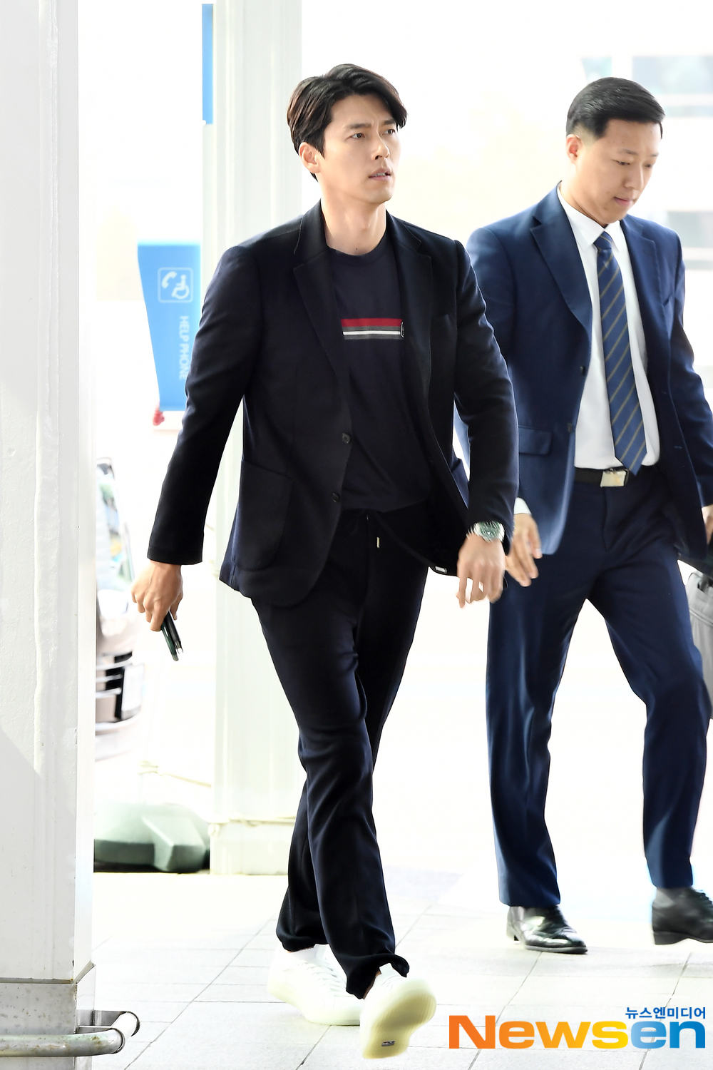 Actor Hyun Bin left for Taiwan on April 19 afternoon to attend the LOG INTO THE SPACE - 2019 Hyun Bin Fan Meeting Tour - in Taipei schedule through Incheon International Airport in Unseo-dong, Jung-gu, Incheon.Actor Hyun Bin is leaving for Taiwan with an airport fashion.exponential earthquake