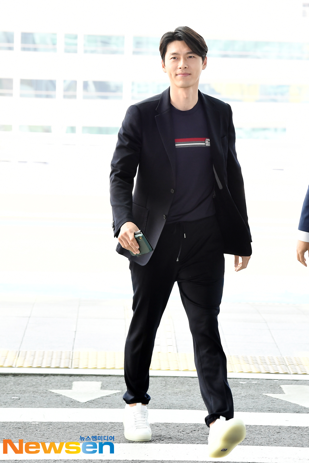 Actor Hyun Bin left for Taiwan on April 19 afternoon to attend the LOG INTO THE SPACE - 2019 Hyun Bin Fan Meeting Tour - in Taipei schedule through Incheon International Airport in Unseo-dong, Jung-gu, Incheon.Actor Hyun Bin is leaving for Taiwan with an airport fashion.exponential earthquake