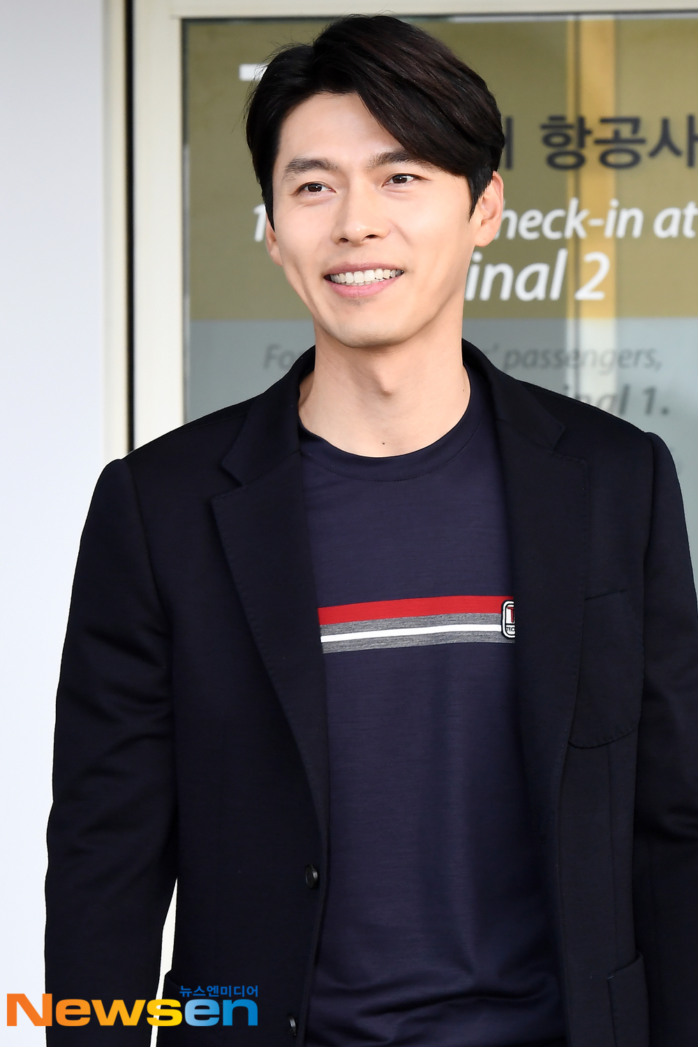 Actor Hyun Bin left for Taiwan on April 19 afternoon to attend the LOG INTO THE SPACE - 2019 Hyun Bin Fan Meeting Tour - in Taipei schedule through Incheon International Airport in Unseo-dong, Jung-gu, Incheon.Actor Hyun Bin is leaving for Taiwan with an airport fashion.exponential earthquake