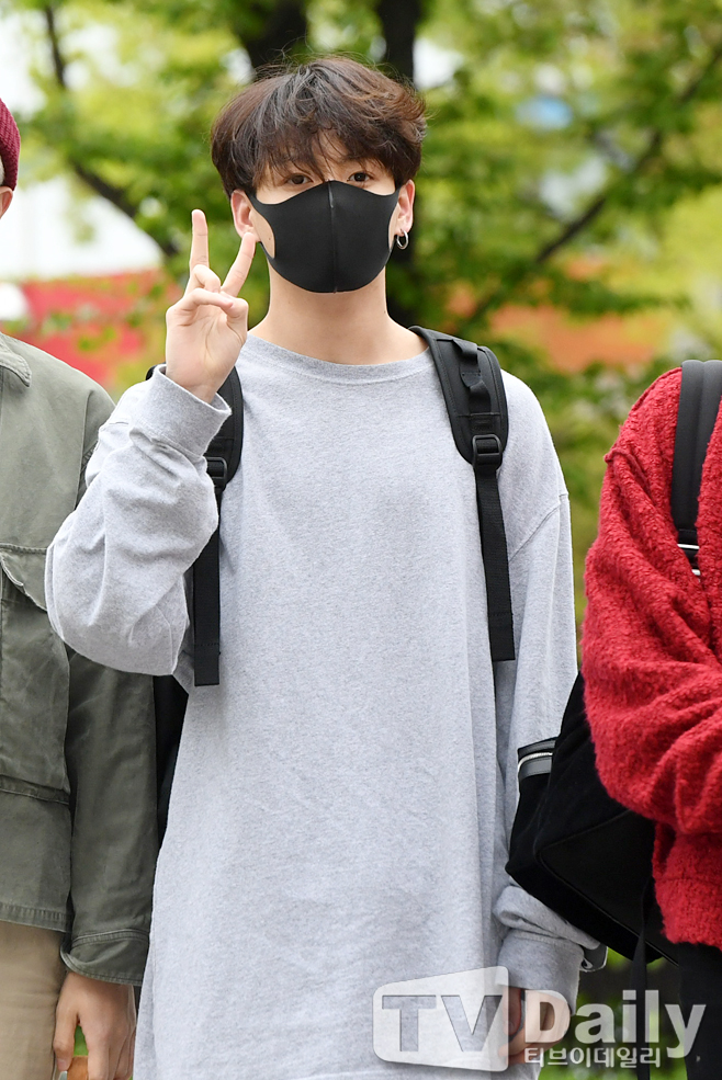 BTS Jungkook is on his way to work for KBS 2 Music Bank recording at KBS New Building in Yeouido, Yeongdeungpo-gu, Seoul on the morning of the 19th.[Music Bank on its way to work