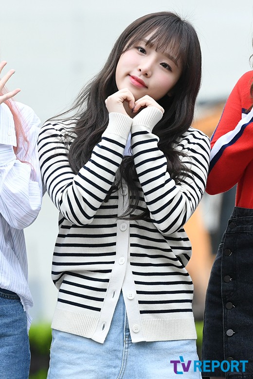 Choi Ye-na of the girl group Aizwon is attending the KBS 2TV Music Bank rehearsal held at KBS New Pavilion in Yeouido-dong, Yeongdeungpo-gu, Seoul on the morning of 19th.