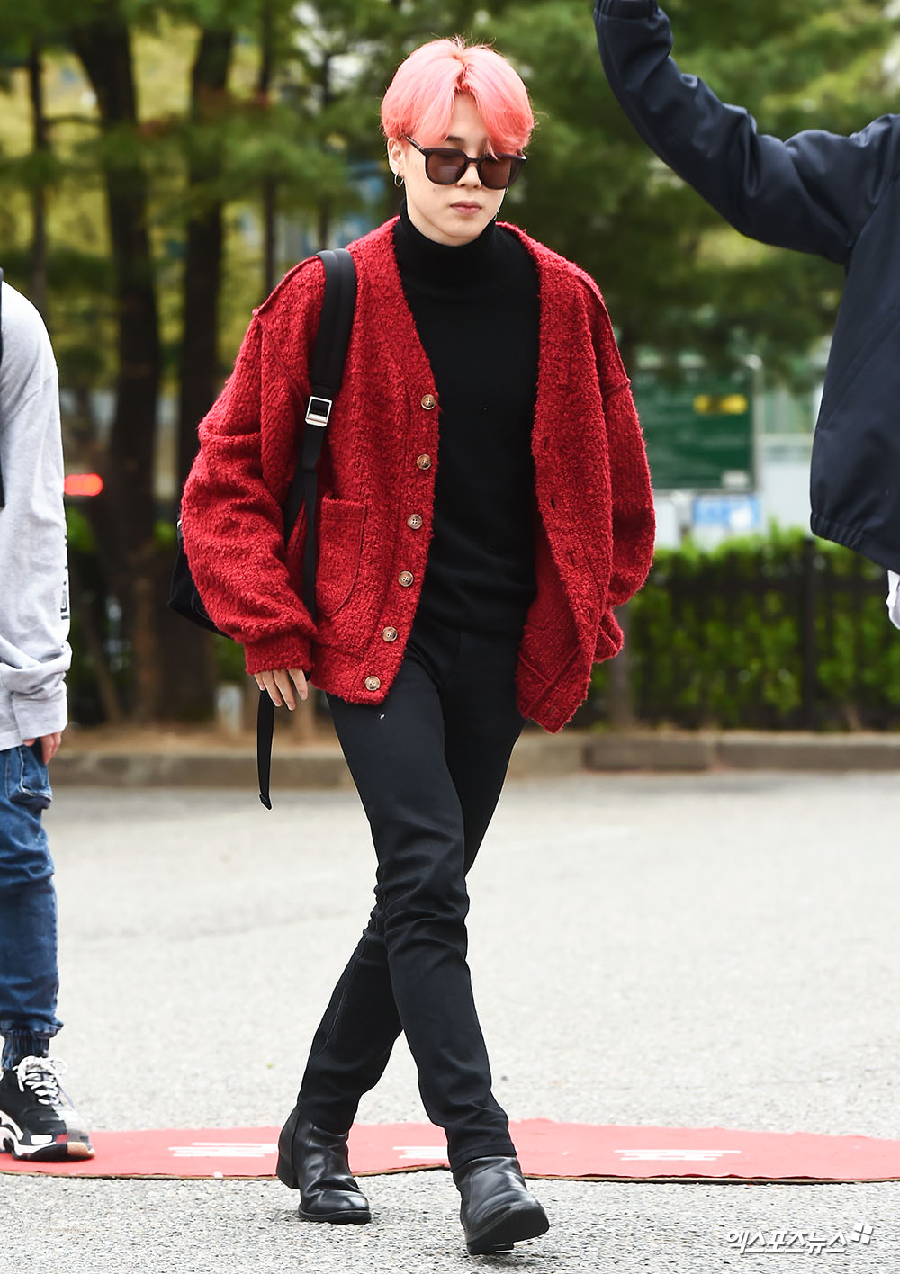 BTS Jimin, who attended the rehearsal of KBS 2TV Music Bank held at the public hall of KBS New Building in Yeouido-dong, Seoul on the morning of the 19th, has photo time.