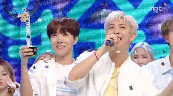 Group BTS topped Show! Music Core at the same time as comebackMBCs Show! Music Core broadcast on the 20th (hereinafter referred to as Show!In Music Core), BTS was portrayed as the new song Boy With Luv topping the red puberty and black pink.I am grateful that I can be number one with the album that came out for the Amies, and I am grateful that I seem to repay you again, said BTS leader RM.Thanks to you, I am happy every day. You are always happy and loving, Jin said.