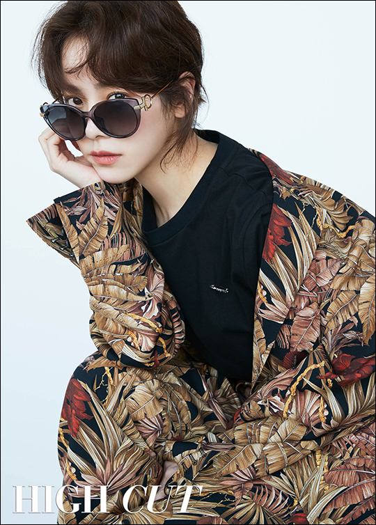 Actor Han Ji-min has released a variety of charms through Hycutt.In the open photo, Han Ji-min has produced a sensual eyewear style by perfectly digesting casual costumes of tropical patterns that can feel the seasonal feeling of summer in addition to elegant costumes such as silk jackets and shawl dresses.Han Ji-mins interview with the picture can be found on the 18th issue of Hycutt 240.