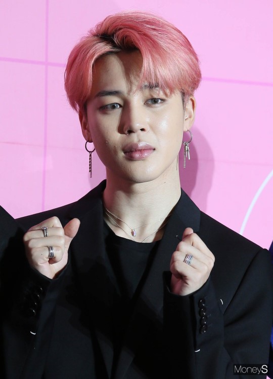 According to the Korea Corporate Reputation on April 20, BTS Jimin ranked first in the Boy Group personal brand reputation in April.The same groups buff and Jungkook were named in second and third places; fourth and sixth were also ranked by Jean, RM and Jay Hop of BTS; Sugar was ranked ninth.The Korean company RAND Corporation extracted 14143,5035 brand big data of 521 individual Boygroups from the 18th of last month to the 19th of this month, and analyzed the brand reputation with the participation JiSoo, media JiSoo, communication JiSoo, and communityJiSoo created through consumer behavior analysis of the boygroup individual brand.Jimin, who ranked first, was analyzed as JiSoo 1,485,234, Media JiSoo 3,808,023, Communication JiSoo 3,135,257, CommunityJiSoo 4,227,177, and brand reputation JiSoo 1265,5684.The second-ranked company was JiSoo 128,858, Media JiSoo 341,766, Communication JiSoo 2.294,866, and CommunityJiSoo 3.88,2079, which were analyzed as brand reputation JiSoo 10.88 million 408.Jungkook, the third-ranked player, was JiSoo 1007,904, Media JiSoo 3.263,187, Communication JiSoo 251,1604, and CommunityJiSoo 2.986,407, with brand reputation JiSoo 976,9103.