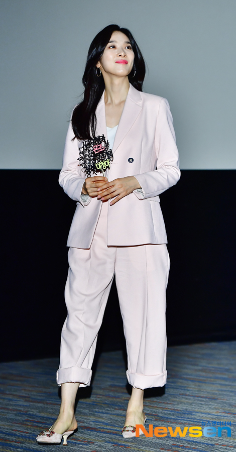 The movie Spring Again stage greeting was held on April 20 at Megabox, Mokdong, Yangcheon-gu, Seoul.Lee Chung-ah was present on the day.Jang Gyeong-ho
