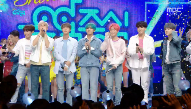 BTS took first place for poetry for small things.MBCs Show, which was broadcast on April 20th.In Music Core, BTS took first place at the same time as comeback, with BTS Poetry for Small Things, red adolescent I Only, Spring and Black Pink Kill This Love being nominated for first place.RM said, I have not been in the Show! Music Core for a long time, but I am grateful that I can be the first album for the Amis and I can give you another reward.I love you.I think you can make your day happy, thanks to you, Ami, Jean added. You are always happy and loving.BTS, which has a comeback stage on the day, showed the title song Poetry for Small Things, which pop star Halsey participated in the feature.BTS drew attention with its witty performance as if it expressed the emotions of excitement coming from the joy of love in a colorful way, while the song Dionysus featured chic and intense charm.In addition, Super Junior D&E also released a comeback with its new song Depressing and title song Ting-chae, which has a charismatic charm for the man.Lee Ha-na