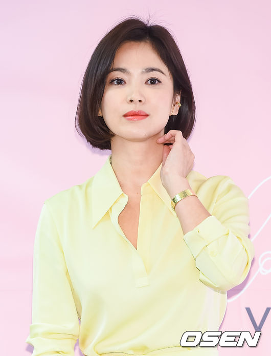 <p> Actress Song Hye-kyo 20 days afternoon in Seoul sogong-Dong Lotte Department store duty-free shop in the kids wear brand attended the event.</p><p>Song Hye-kyo with posing. /</p>
