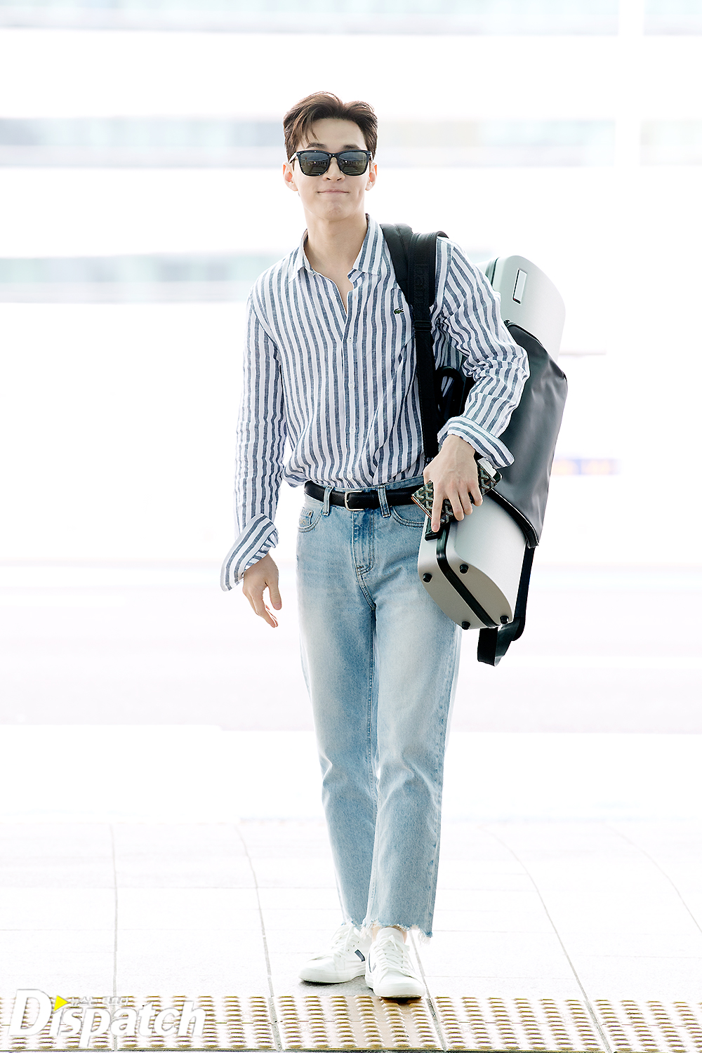 Singer Henry Lau left the country via Incheon International Airport on the afternoon of the 21st to shoot entertainment programs.Henry Lau made a dandy airport fashion by matching his shirt to jeans on the day, with a sculptural visual.Overwhelms with atmosphere.a sweet eyeDissolve in a Smile.