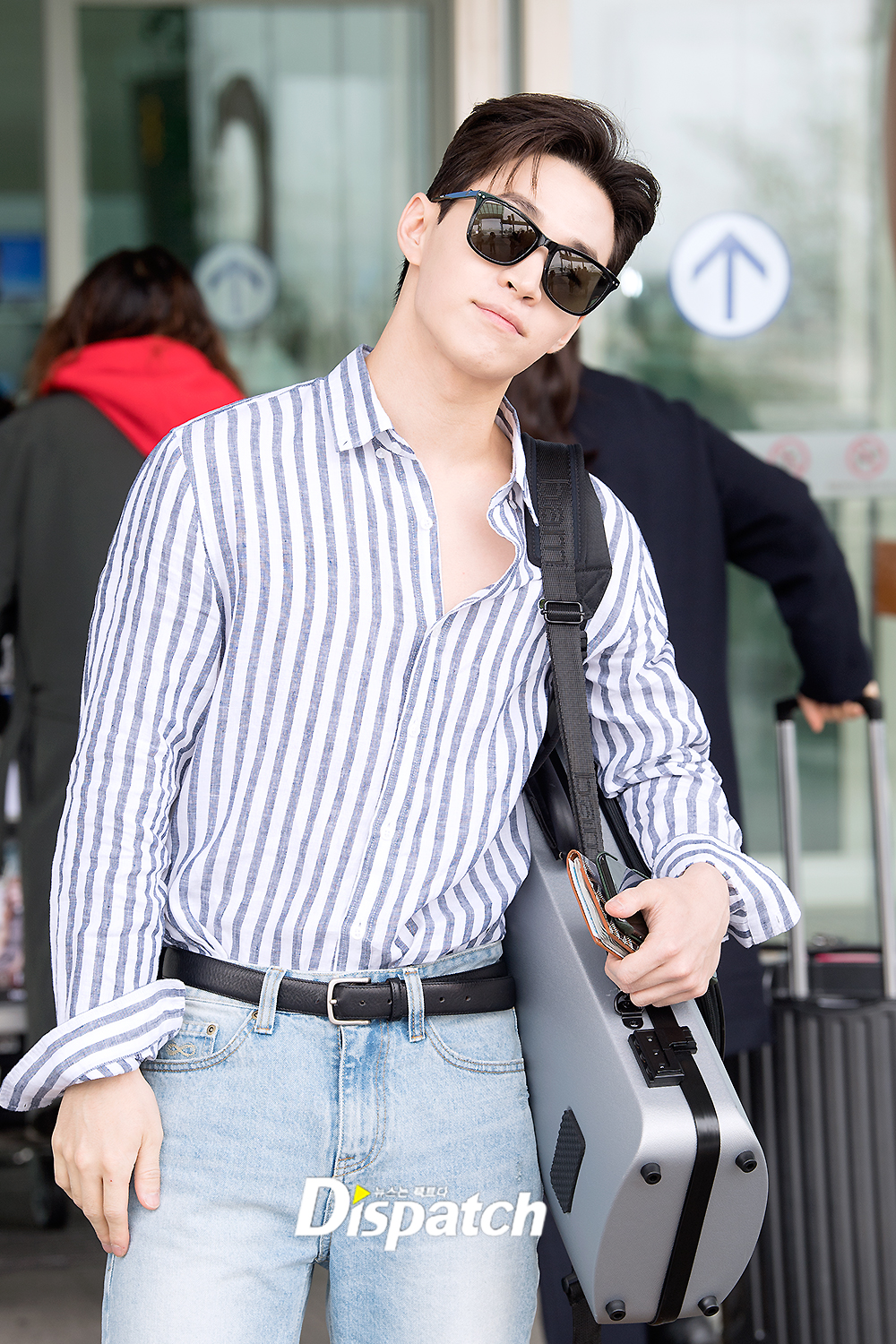 Singer Henry Lau left the country via Incheon International Airport on the afternoon of the 21st to shoot entertainment programs.Henry Lau made a dandy airport fashion by matching his shirt to jeans on the day, with a sculptural visual.Overwhelms with atmosphere.a sweet eyeDissolve in a Smile.