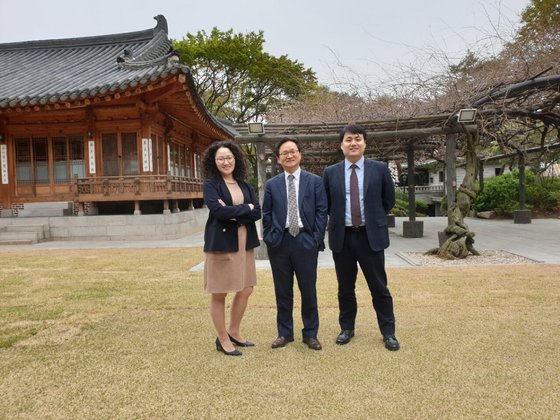 '후쿠시마 수산물 수입금지 조치' 관련 WTO 2심 승소를 이끈 주역인  산업통상자원부 고성민 사무관, 정해관 신통상질서협력관, 정하늘 통상분쟁대응과장(왼쪽부터). [산업부]