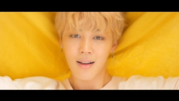 The music video for Jimins solo song Serendipity, a member of the BTS album Love Your Self: Huh (LOVE YOURSELF Her), surpassed 90 million views on YouTube on the 13th and is recording 91.59 million views as of the 21st.Jimins Serendipity, which maintains the highest number of views throughout the BTS member solo music video, is receiving huge love from fans with the concept of maximizing Boy Beauty with fairy tale innocence.This is also record-breaking streaming figures for Sportify, with the total number of full versions released in the intro and later albums reaching as many as 97 million, and it is racing toward 100 million with a rapid rise.Jimin, the main dancer and lead vocalist of BTS, is not only unique in dance but also unique in his unique vocal color, and fans around the world are enthusiastic about Jimins unique style.Meanwhile, BTS comeback album MAP OF THE SOUL: PERSONA, which Jimin belongs to, has set a record of more than 2 million copies in just one week.According to the Hanter chart, a record sales site on the 19th, BTS mini album MAP OF THE SOUL: PERSONA, which was released on the 12th, sold a total of 2.134,480 copies during the week of release (April 12-18).This is the highest sales volume in the first week of BTS album history.It more than doubled the number of 1 million 3524 copies (May 18-24) recorded by Tear, the third album LOVE YOURSELF released in May last year.The US Billboard and UK Official Chart reported that BTS new album, which is recording new records worldwide shortly after its release, topped the Billboard 200 and Official Album Charts respectively.