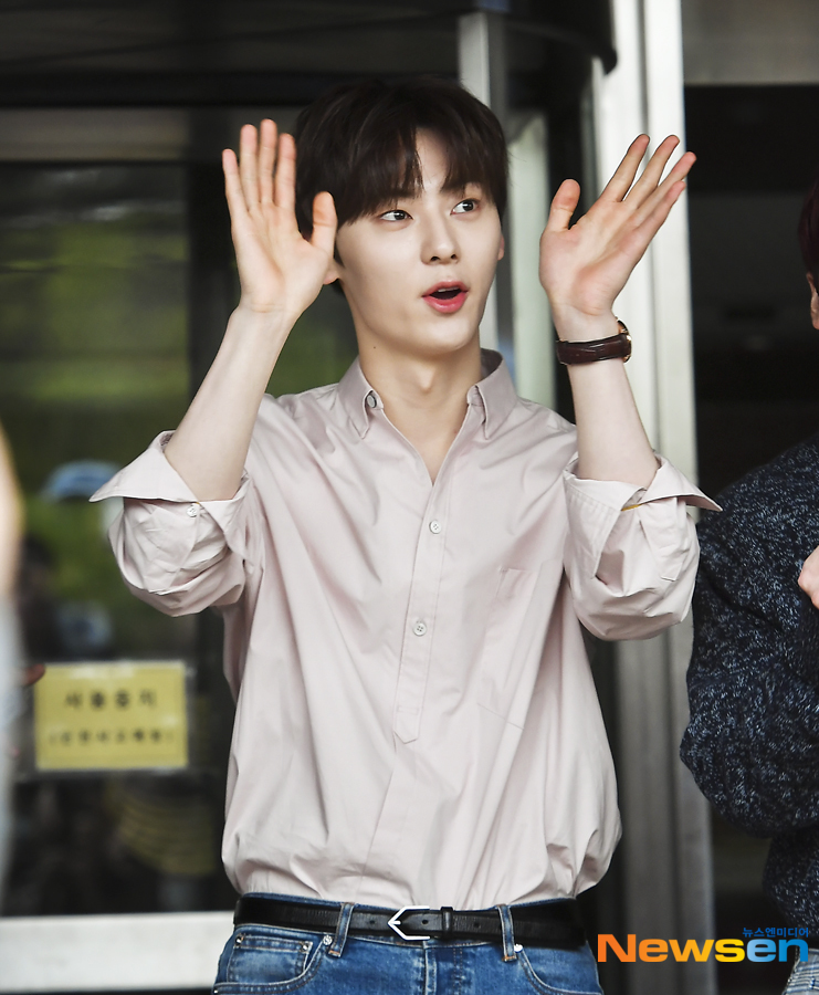 KBS 2TV Hello recording was held at KBS annex in Yeouido-dong, Yeongdeungpo-gu, Seoul on April 21st.On this day, NUEST Hwang Min-hyun poses.Lee Jae-ha