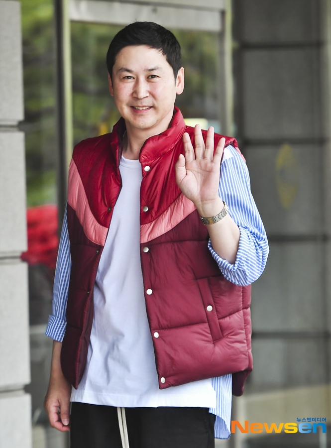 KBS 2TV Hello recording was held at KBS annex in Yeouido-dong, Yeongdeungpo-gu, Seoul on April 21st.Shin Dong-yup poses on the day.Lee Jae-ha