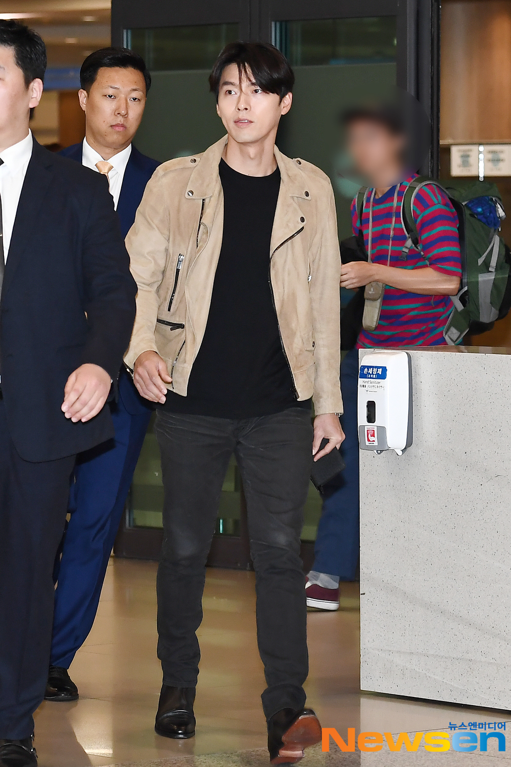 Actor Hyun Bin arrived at Incheon International Airport in Unseo-dong, Jung-gu, Incheon on the afternoon of April 21 after completing the LOG INTO THE SPACE -2019 Hyun Bin Fan Meeting Tour - in Taipei.Actor Hyun Bin is entering the country with an airport fashion.exponential earthquake