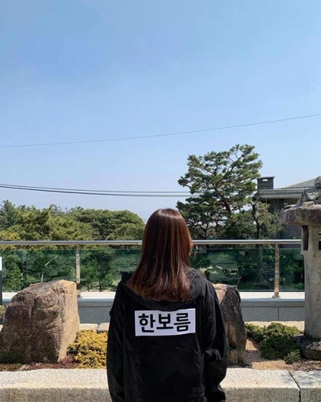 Talent Han Bo-reum promoted the appearance of Running Man with a picture of a cute back-to-back.On the 21st, Han Bo-reum released a photo on his SNS (social network service) at the time of shooting SBS Running Man.Han Bo-reum in the photo poses for the camera with a name tag with Han Bo-reum on the back of the top.Han Bo-reum also said, Running Man 5 oclock shooter. Please do not look good. Please ask for one.Han Bo-reum has been active in Running Man which was broadcasted on the afternoon and has also made a name for real-time search terms on portal sites.