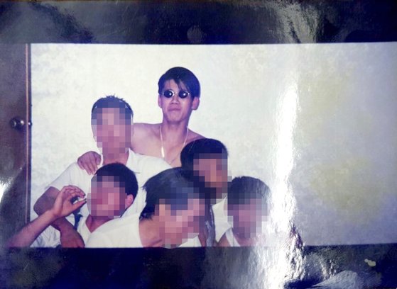 20대 초반 안인득(가운데)과 친구들. [사진 독자]