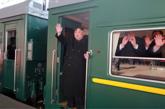 김정은 북한 국무위원장이 지난 2월 23일 2차 북미 정상회담을 위해 평양역을 출발하고 있다. [연합뉴스]