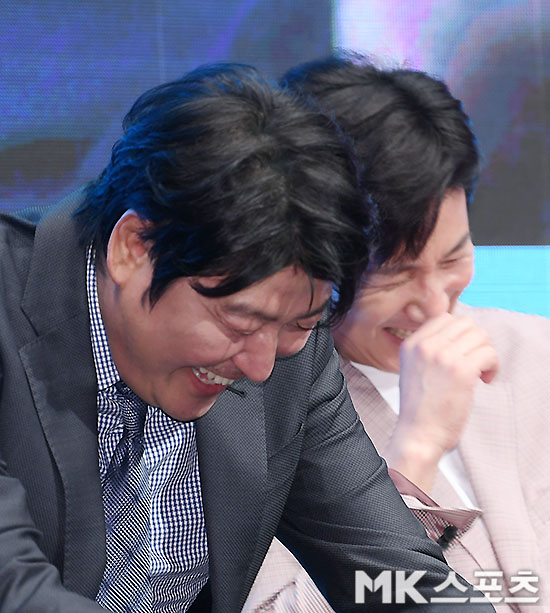 Actors Kang-Ho Song and Lee Sun Gyun pose at the production report of the film Psychiatric Parasite (director Bong Joon-ho) at the Seol Grand Ballroom in Westin Chosun Hotel, Sogong-dong, Seoul, on the 22nd.The 72nd Cannes International Film Festivals competition, Psychiatric, is a story that all the family members, Kiwoo (Choi Woo-sik), the eldest son of Kang-Ho Song, will step into Parks house for a high-priced tutor interview, and the meeting of the two families will spread to an uncontrollable event.