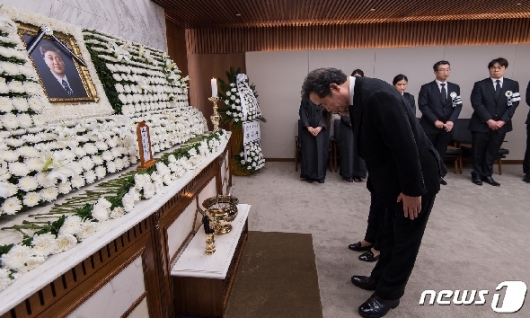 이낙연 국무총리가 21일 오전 서울 서대문구 신촌세브란스병원 장례식장에 마련된 故 김홍일 전 민주당 의원의 빈소를 찾아 조문하고 있다./사진=뉴스1