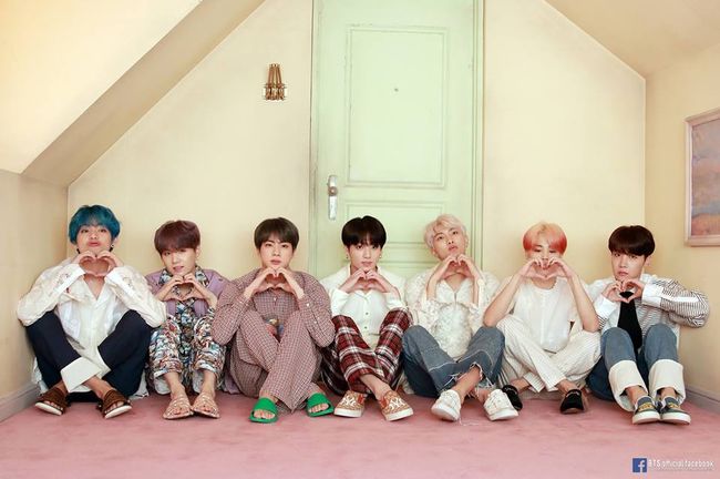 On the 15th, Hanter Chart announced that BTS mini album MAP OF THE SOUL: PERSONA ranked first in the weekly Ultratop in April 3rd (April 15-21) with 372,787 weekly record sales.BTS new newsletter MAP OF THE SOUL: PERSONA has been a big topic since its release on the 12th, according to Hanter charts, exceeding the BTS own initial record in just three hours of release.The total sales volume of the first album for a week totaled 2,134,480, which was recorded in the past.Hanter Chart officially announced that BTS has been ranked # 1 for two consecutive weeks until Ultratop for three weeks in April following the second week of April, and has accumulated a total of 2,181,485 records from 12th to 21st.Experts say that such an unusual record of sound plate sales made by BTS and BTS fandom ARMY has a positive impact on the music industry by energizing the music market, which is slowed by the digital music market.Super Junior-D&E (SUPER JUNIOR-D&E) also ranked second in the weekly Ultratop of the Hanter charts with good results in record sales.Super Junior-D&E, composed by members of Super Junior, Donghae and Eunhyuk, released their mini album 3rd album DANGER on the 14th.Since then, he has sold 71,738 albums for a week from 15th to 21st, showing off Super Juniors reputation.IZ*ONE has been in the top three weekly Ultratops for three consecutive weeks since launching the new news HEART*IZ on the 1st.According to Hanter charts, Aizwon sold 23,338 albums in the past week, and cumulative sales of 161,305 albums by the 21st.Fans are adding their support to the move of Aizwon, which has been steadily performing well.In addition, the top of the Ultratop for the third week of April was ranked by the Pentagon (PENTAGON), Stray Kids, Wonder Nine (1THE9), Jung Seung Hwan, Chen (Exo, EXO), and girlfriend (GFRIEND).For more information, please visit the Hanter chart websitebig hit