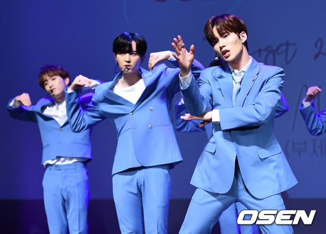 On the afternoon of the 22nd, Showcase was held at Seongsu Art Hall in Seongdong-gu, Seoul to commemorate the release of the group Hard Targets single M (subject: reason for the moon).Group Hard Target County has a showcase stage.