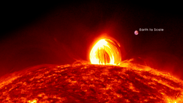 태양 표면에서 방출되는 자기장 고리의 플라스마가 코로나 비를 만들어 태양 표면에 뿌린다. 오른쪽은 크기 비례를 맞춘 지구다.(출처=NASA’s Solar Dynamics Observatory/Scientific Visualization Studio/Tom Bridgman, lead animator)