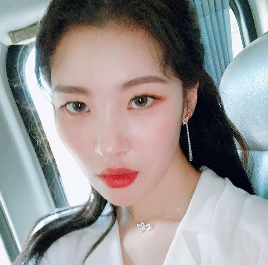 On the morning of the 22nd, Sunmi posted a picture on his instagram.The photo showed Sunmi leaving a selfie in the vehicle, which tied her hair to create a sophisticated charm: sheer white costumes make her grace and innocence stand out.The netizens who watched this responded such as Princess, Very pretty and I love you.Sunmi, meanwhile, acted as a noir.