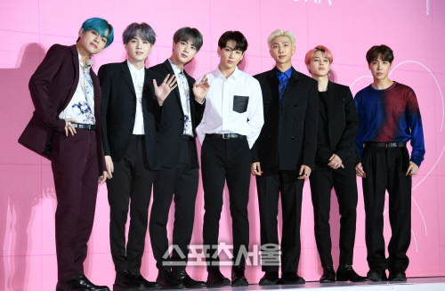 The group BTS ranked eighth on the U.S. Billboardss main chart, Hot 100, the highest record by BTS itself and the highest by a K-pop group.According to Billboardss on the 23rd (Korea time), BTS released the title song Map of the Soul: Persona on the 12th, Boy With Luv feat for small things.Halseys Hot 100 charts have made it to eighth place.BTS ranked 10th in Hot 100 with Tear title song FAKE LOVE last year and 11th in IDOL title song Answer with LOVE YOURSELF.Earlier, he was ranked 67th with the title song Her in 2017 LOVE YOURSELF, which once again surpassed their record.Meanwhile, BTS reached number one on the Billboardss 200 chart and also dominated the domestic charts with Poy With Luv feats for Small Things: Halsey.