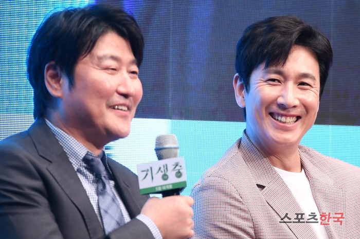 Kang-Ho Song Lee Sun Gyun attends a report on the production of the film The Parasite (director Bong Joon-ho) at the Westin Chosun Hotel in Jung-gu, Seoul on the morning of the 22nd.The movie parasite depicts the story of the meeting of two families, which started when the eldest son of Gi-woo, who lives in a white water, stepped into Parks house for a high-priced tutoring interview, spreading into an uncontrollable event.Kang-Ho Song, Lee Sun Gyun, Cho Yeo-jung, Park So-dam, Choi Woo-sik and Jang Hye-jin starred.The Parasite was invited to the 72nd Cannes International Film Festival competition.The invitation will be the second time director Bong Joon-ho will be invited to the Cannes Film Festival competition after his 2016 film Okja. It will be released in May.