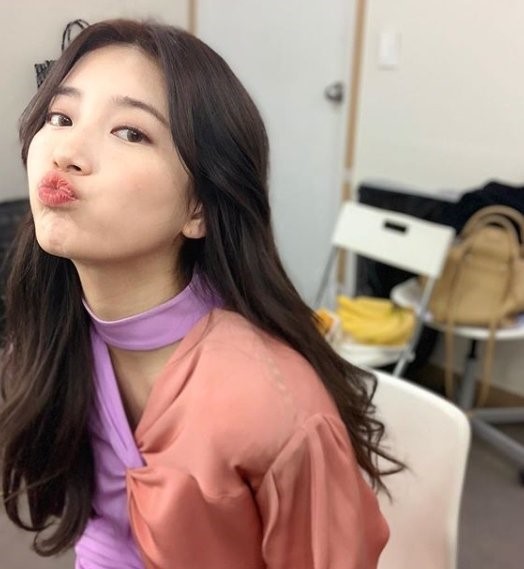 Singer and actor Bae Suzy has unveiled a lovely yet playful routine.Bae Suzy released a variety of photos of her Instagram on Sunday.In the open photo, Bae Suzy is staring at the camera. Bae Suzy wears a blouse with purple and coral to give a full spring atmosphere.Earlier, Bae Suzy left JYP Entertainment and signed an exclusive contract with Management Forest.Meanwhile, Bae Suzy is filming a new SBS drama Bae Bond that matches Lee Seung Gi.online issue team of star pop culture department