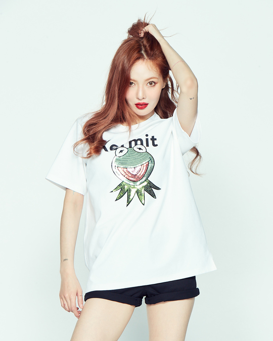 Hyuna has emanated the charm of ear yomi.Singer Hyona released a picture of the casual brand CLRIDE.n collaborative T-shirt line on April 23.This season, KRideanne collaborated with Kermit (KERMIT), the main character of the Hollywood TV series The MUPPET SHOW in the United States.bak-beauty