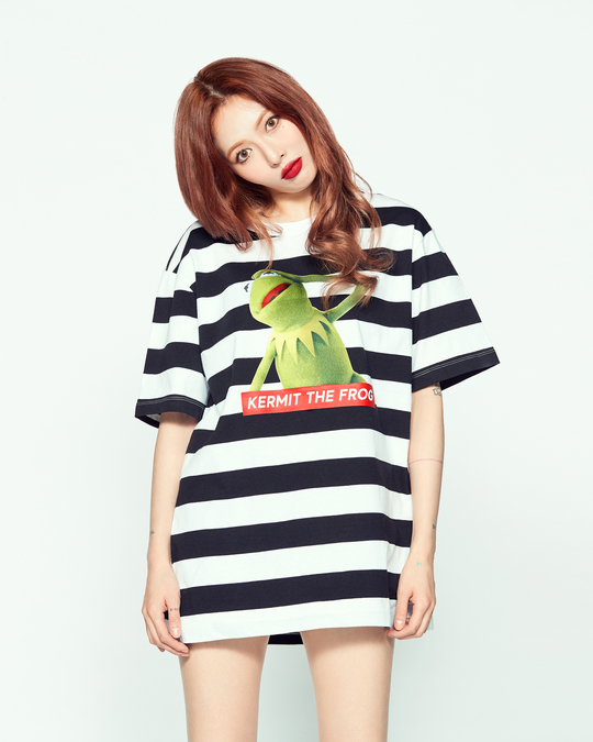 Hyuna has emanated the charm of ear yomi.Singer Hyona released a picture of the casual brand CLRIDE.n collaborative T-shirt line on April 23.This season, KRideanne collaborated with Kermit (KERMIT), the main character of the Hollywood TV series The MUPPET SHOW in the United States.bak-beauty