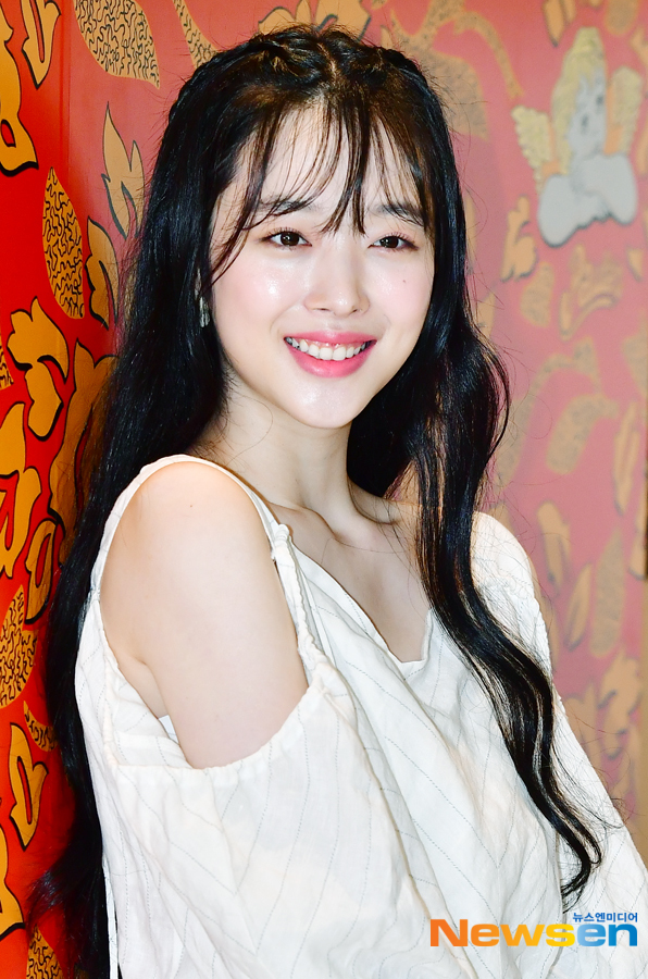 Sulli attends a parent brand photo call event held at Hyundai Department Store Trade Center in Samsung-dong, Gangnam-gu, Seoul on the afternoon of April 23.Jang Gyeong-ho