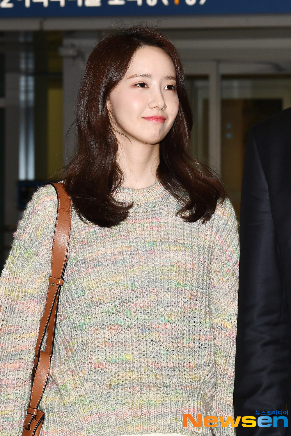 Girls Generation (SNSD) member Im Yoon-ah (YoonA) arrived in the country after completing an overseas schedule through the Incheon International Airport in Unseo-dong, Jung-gu, Incheon on the afternoon of April 23.Girls Generation (SNSD) member Im Yoon-ah (YoonA) is entering the country.exponential earthquake