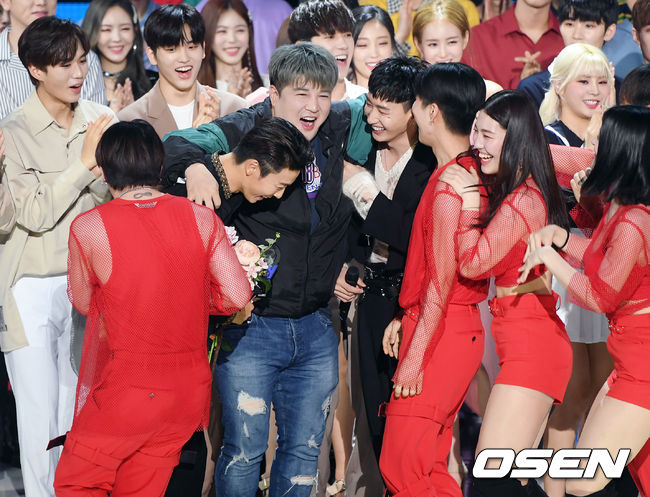 On the afternoon of the 23rd, SBS MTV The Show live broadcast was held at the SBS Prism Tower Auditorium in Sangam-dong, Mapo-gu, Seoul.Singer Shindong shares her joy with the group Super Junior D&E, who took the top spot on The Show live.