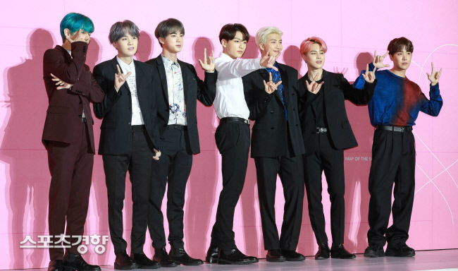 BTS fans are paying attention to the ranking of SBS <inkigayo song>.The album title song Boy With Luv feat, which came back on the 12th in Inkigayo Song, which was broadcast on the 21st, is for small things.Halseys exclusion from the top rankings.They have been ranked # 1 in the MBC <Music Center> KBS <Music Bank> and now they are ranked # 1 on various music charts, so fans are suspicious about the fairness of the ranking of the inkigayo song.There are posts on the bulletin board of Explain the error of the April 21st rank.One viewer wrote in a post, It is strange that BTS is not in the top 10 on the chart released on the 21st, even if the number of days of reflecting the Gaon chart is reflected.For example, other groups that came back on the 5th were reflected in the normal chart on the 14th.BTS, which made a comeback on the 12th, the period of counting from the 8th to the 15th, has swept the top record and sound record, is not on the charts themselves. It is impossible to understand without listening to the explanation.On the 22nd, SBS said, It is a short position that there is a difference between the date of the comeback of the BTS and the period of the counting method.