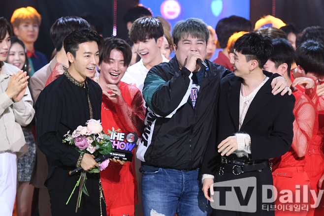 SBS MTV The Show live broadcast was held at SBS prism tower in Sangam-dong, Mapo-gu, Seoul on the afternoon of the 23rd.Super Junior D&E was named The Show Choice on the day; member Shindong is on stage to celebrate.Live on The Show