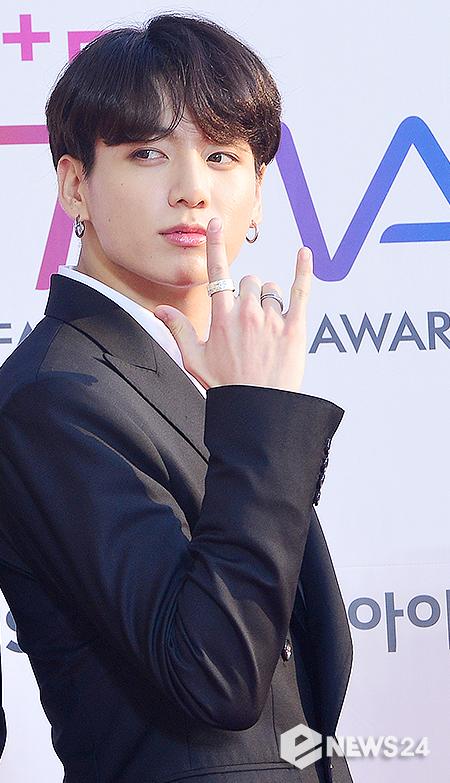 BTS Jungkook is attending The Fact Music Awards held at Incheon Namdong Gymnasium on the afternoon of the 24th.