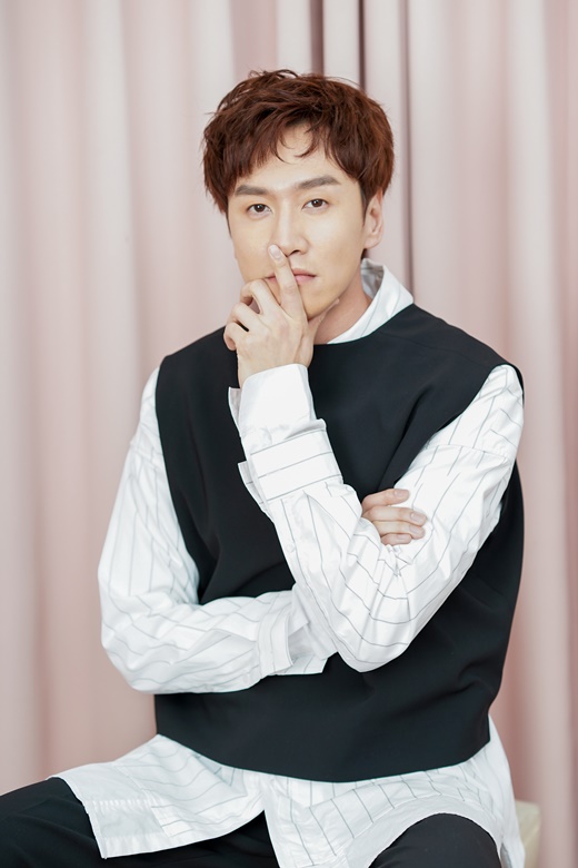 Actor Lee Kwang-soo, 33, has been frankly unraveling his and related stories, including his devotion to Lee Sun-bin, his marriage thoughts, Yoo Jae-Suk and Running Man.Lee Kwang-soo interviewed at a cafe in Sogye-dong, Jongno-gu, Seoul on the morning of the 24th.Lee Kwang-soo, who is meeting with the audience on May 1st as the movie My Special Brother.My Special Brother is a human comedy about the friendship of two men who have lived like a body for 20 years, though they have not mixed a drop of blood with their hairy brother, Seha (Shin Ha-kyun), their little-body brother, Dong-gu (Lee Kwang-soo).Choi Seung-gyu, a disabled person who has lived in a welfare center in Gwangju for more than 10 years, and American Association on Intelligent and Debate, have reconstructed the true story of Park Jong-ryul.Lee Kwang-soo played the role of 24-hour baby hope and American Association on Intellectual and Debane Donggu, who can not do anything without his brother Seha.I am expecting more than worrying, he said. I hope it will be released soon, regardless of the number of audiences. I read the scenarios funny and the atmosphere of the scene was so good.Shin Ha-kyun, I was really close to Esom, so everyone is expecting a lot. As for challenging the American Association on Intellectual and Debane characters, I was worried that there was a burden on me to have an existing person, and that I would be played and portrayed because of the entertainment image.However, I thought that I would not be able to do it in the future if I did not do it this time.I think that the audience thinks that I am a funny person, so I think that it is a little more and it feels fun even if it is a little less.Lee Kwang-soo, who has been appearing on SBS Running Man for nearly 10 years, is worried that the image of the hardened entertainment is concerned as an actor.Lee Kwang-soo said, When I was 26, I first started Running Man.I always have the idea that without Running Man to me, I might not have even had the opportunity to join in these works.I think it was possible because there was Running Man in this place. Of course, some people think that the immersion in the work is broken because of Running Man.I can not change the thoughts of those people, so I am willing to do my best in the given things. Lee Kwang-soo said: I have a desire to act, but I want to look cool and I have no grand desire to be this Actor.I think this reality is happy and it is difficult to keep it going. He laughed at the Asian Prince modifier, saying, I feel embarrassed and I have never spit out my mouth.As for the secret of popularity, I think the character in Running Man is the first, and it seems to like familiarity and comfort.Lee Kwang-soo also said that he had a lot of good influence on Yoo Jae-Suk, who has been with Running Man for a long time.I dont think Im a good person, but I try to be good, I think the influence of my brother Yoo Jae-Suk is great, he said.But Im not suffering from The Complex.Lee Kwang-soo said, (Yoo) Jae-seok is not a good person The Complex when he sees his brother, but he is living in his style while enjoying it.I am the same, he said.Lee Kwang-soo said, Those who have experienced me are surprised that they are very different from the image in Running Man.Esom recently appeared in Running Man and he did not say that he was different from my usual appearance at the scene of My Special Brother. When I thought about it, I do not think I was originally in Running Man.But they are not forced to come out of something. I was just trying to fit in. I think I have a bigger gap than others. In addition, Lee Kwang-soo mentioned Couple Lee Sun-bin, attracting attention.On December 31, last year, both sides acknowledged that they were in the middle of a five-month relationship.Lee Kwang-soo said, In fact, I met comfortably outside before the announcement of my devotion, but after that, my gaze became nervous.I still date outside, but I meet with care. Yoo Jae-Suk told me a lot of good things to not worry about at the time of the announcement, I had a lot of strength from my brother, he said.And the love-shower. Lee Kwang-soo said of his high-speed recognition, I didnt want to lie (with Lee Sun-bin) because its true over time.The other person was the same idea, he said.He said, I do not think I have a lot of realism yet, so it seems early to get married.There are many people around, but I do not think I am an adult yet to think about marriage. 