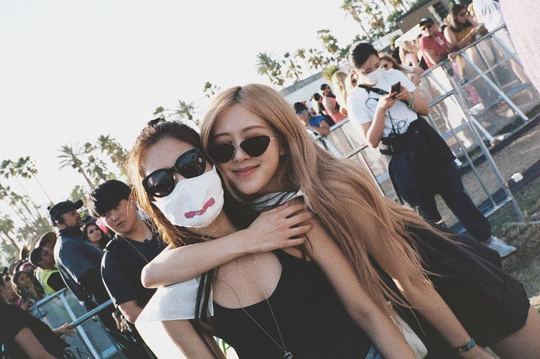 Group BLACKPINK member Jenny Kim announced the current situation.Jenny Kim posted several photos on her Instagram account on April 24.The photos featured members of BLACKPINK who enjoyed a relaxing time: Jenny Kim and Rose added stylish charm by wearing sunglasses.Jenny Kims sensual eyes draw attention.Fans who encountered the photos responded such as Its so beautiful, Simkung, Whats the eye, its really fascinating.delay stock