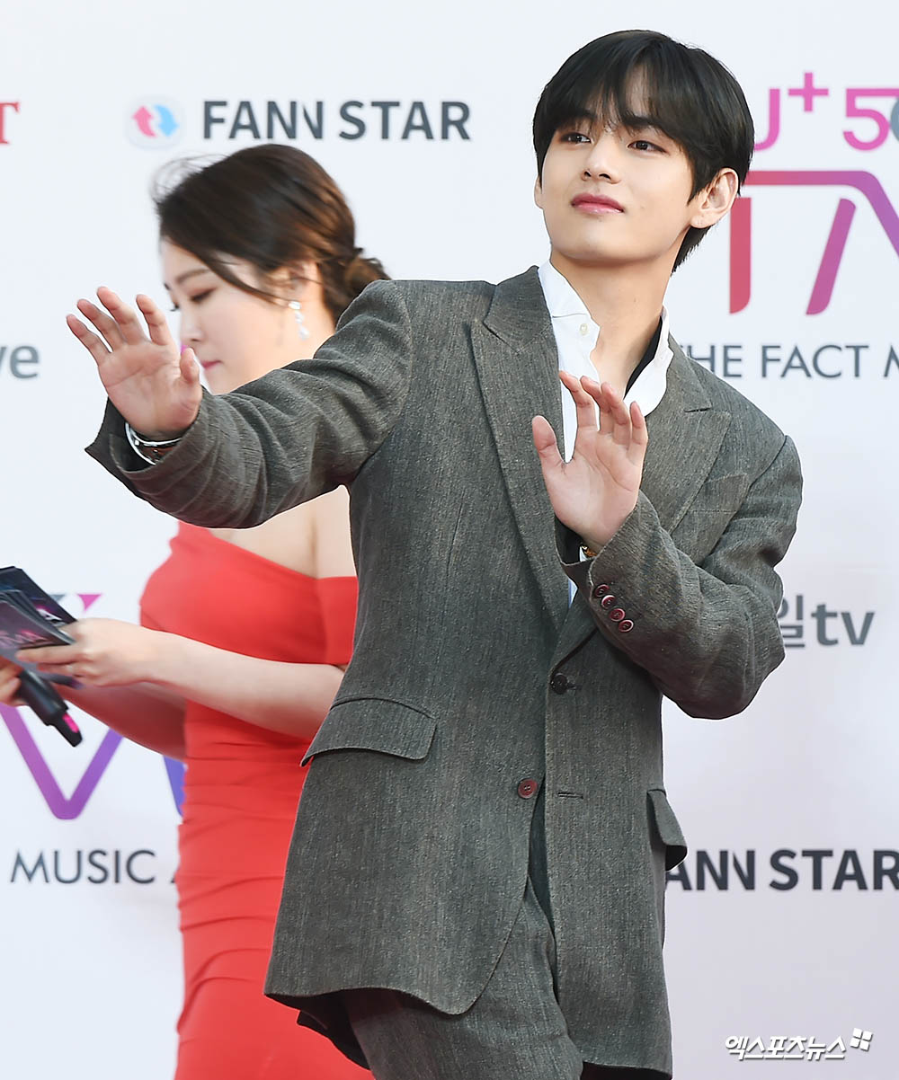BTS Bu, who attended The Fact Music Awards (THE FACT MUSIC AWARDS, TMA) held at Incheon Namdong Gymnasium on the afternoon of the 24th, is stepping on the red carpet.
