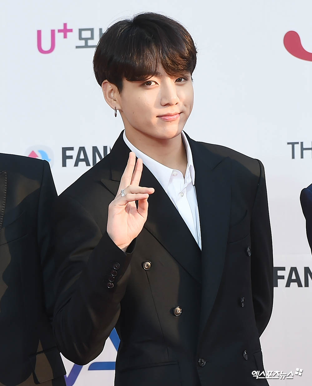 Jungkook, BTS (BTS), who attended the THE FACT MUSIC AWARDS (TMA) held at Incheon Namdong Gymnasium on the afternoon of the 24th, is stepping on the red carpet.