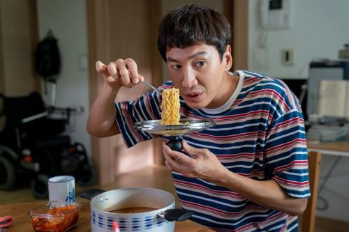 But he is one of the actors who are good at Acting.In the drama Anthraji, Sound of the Heart, Gallery, Live and the movie Detective: Returns, he played big and small roles.The film My Special Brother (director Yook Sang-hyo), which will be released on the 1st of next month, is likely to be a work that imprints Actor Lee Kwang-soo on the public.He has Acted the Eastern District, an American Association on Intellectual and Deb, with an accident of a five-year-old.It is a brother wish that only looks at the physically disabled brother, Seha (Shin Ha-kyun), who grew up together in a nursery.Donggu is the head of his brother, and he is the head of Donggu, and he lives happily, but the world tries to separate the two.Lee Kwang-soo expressed his true Easter role with pure character: not pushed by Shin Ha-kyun, also called Acting God.Lee Kwang-soo, who met in Samcheong-dong, Jongno-gu, Seoul on the 24th, said, I was worried that I would be a comical artist if I was performing an entertainment program. I was worried that Boni (acting with the disabled) would be comicalized.I cried while watching the scenario, he said. I wanted to convey my feelings to the audience.I hope the audience will see the movie and feel the importance of family, lovers, friends, and others around me, and that they are not right next to me.I also want you to pay more attention to the disabled. The most concerned thing about Lee Kwang-soo was to keep Acting enemy Jeong Seon: My image of a funny person seems to be both a merit and a disadvantage.I am a little funny, but I can think that it is a little more than that, so I tried a lot to keep the enemy Jeong Seon For Lee Kwang-soo, the entertainment image is drug and poison, he said: I was here because of Running Man.If I did not have Running Man, I would not have had the opportunity to do this movie together, he said. I joined when I was twenty-six, but I am grateful to have done so far.There are many people who say that I can not immerse myself in my work because of the Running Man image, he said. I can not change all their thoughts, and I seem to have to act my best.Lee Kwang-soo, who is 190cm tall and has big eyes, has a goodness from his appearance.After seeing Lee Kwang-soo for the first time, he said, I cast it because I thought I could express the innocence of Donggu because my eyes are clear.It is a common evaluation of the people around you that the actual personality is also good.Lee Kwang-soo said, I try to be good, he said. I keep saying that I am good around, so I try to be morally good.Thats not that much inconvenience, he said.Lee Kwang-soo is in love with Actor Lee Sun-bin, 25, and revealed this in December last year.I did not want to lie, and the other person was the same idea, he said. I met comfortably before the devotion was revealed, but now I am meeting with a little careful.When asked about the marriage plan, the answer was I think I am still less adult to think about marriage.Lee Kwang-soo became a Hallyu star throughout Asia, including Vietnam, thanks to Running Man, which also earned him the nickname Asia Prince.Lee Kwang-soos popularity was reflected to some extent in the opening of the film at Vietnam on the 27th before the domestic release.My image is friendly and comfortable, so I seem to like it overseas, he said. I have never talked about the word (Asia Prince) in my mouth.American Association on Intellectual and Debate Acting in the movie My Special Brother Im seeing Lee Sun-bin well...The wedding plan is still there.