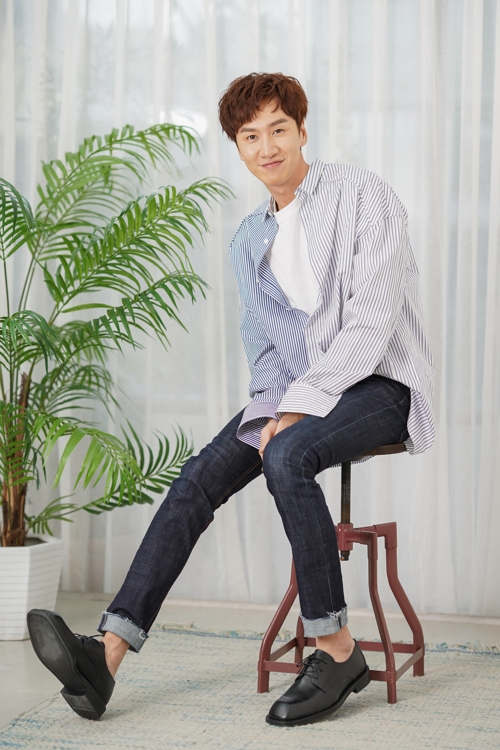 But he is one of the actors who are good at Acting.In the drama Anthraji, Sound of the Heart, Gallery, Live and the movie Detective: Returns, he played big and small roles.The film My Special Brother (director Yook Sang-hyo), which will be released on the 1st of next month, is likely to be a work that imprints Actor Lee Kwang-soo on the public.He has Acted the Eastern District, an American Association on Intellectual and Deb, with an accident of a five-year-old.It is a brother wish that only looks at the physically disabled brother, Seha (Shin Ha-kyun), who grew up together in a nursery.Donggu is the head of his brother, and he is the head of Donggu, and he lives happily, but the world tries to separate the two.Lee Kwang-soo expressed his true Easter role with pure character: not pushed by Shin Ha-kyun, also called Acting God.Lee Kwang-soo, who met in Samcheong-dong, Jongno-gu, Seoul on the 24th, said, I was worried that I would be a comical artist if I was performing an entertainment program. I was worried that Boni (acting with the disabled) would be comicalized.I cried while watching the scenario, he said. I wanted to convey my feelings to the audience.I hope the audience will see the movie and feel the importance of family, lovers, friends, and others around me, and that they are not right next to me.I also want you to pay more attention to the disabled. The most concerned thing about Lee Kwang-soo was to keep Acting enemy Jeong Seon: My image of a funny person seems to be both a merit and a disadvantage.I am a little funny, but I can think that it is a little more than that, so I tried a lot to keep the enemy Jeong Seon For Lee Kwang-soo, the entertainment image is drug and poison, he said: I was here because of Running Man.If I did not have Running Man, I would not have had the opportunity to do this movie together, he said. I joined when I was twenty-six, but I am grateful to have done so far.There are many people who say that I can not immerse myself in my work because of the Running Man image, he said. I can not change all their thoughts, and I seem to have to act my best.Lee Kwang-soo, who is 190cm tall and has big eyes, has a goodness from his appearance.After seeing Lee Kwang-soo for the first time, he said, I cast it because I thought I could express the innocence of Donggu because my eyes are clear.It is a common evaluation of the people around you that the actual personality is also good.Lee Kwang-soo said, I try to be good, he said. I keep saying that I am good around, so I try to be morally good.Thats not that much inconvenience, he said.Lee Kwang-soo is in love with Actor Lee Sun-bin, 25, and revealed this in December last year.I did not want to lie, and the other person was the same idea, he said. I met comfortably before the devotion was revealed, but now I am meeting with a little careful.When asked about the marriage plan, the answer was I think I am still less adult to think about marriage.Lee Kwang-soo became a Hallyu star throughout Asia, including Vietnam, thanks to Running Man, which also earned him the nickname Asia Prince.Lee Kwang-soos popularity was reflected to some extent in the opening of the film at Vietnam on the 27th before the domestic release.My image is friendly and comfortable, so I seem to like it overseas, he said. I have never talked about the word (Asia Prince) in my mouth.American Association on Intellectual and Debate Acting in the movie My Special Brother Im seeing Lee Sun-bin well...The wedding plan is still there.