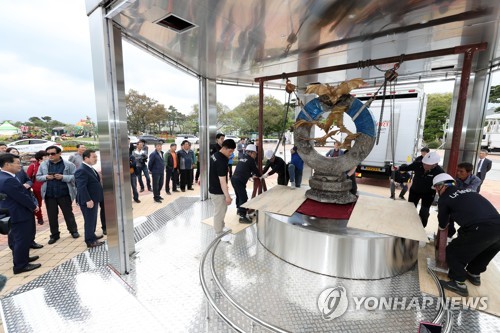 광장으로 나온 80억대 황금박쥐상 (함평=연합뉴스) 정회성 기자 = 24일 오전 전남 함평군 황금박쥐 생태전시관에서 80억원대 순금 황금박쥐 조형물이 야외로 옮겨지고 있다. 함평군은 26일 개막해 내달 6일까지 이어지는 함평나비대축제 기간 황금박쥐 조형물을 엑스포공원 중앙광장에 전시할 예정이다. 2019.4.24 hs@yna.co.kr