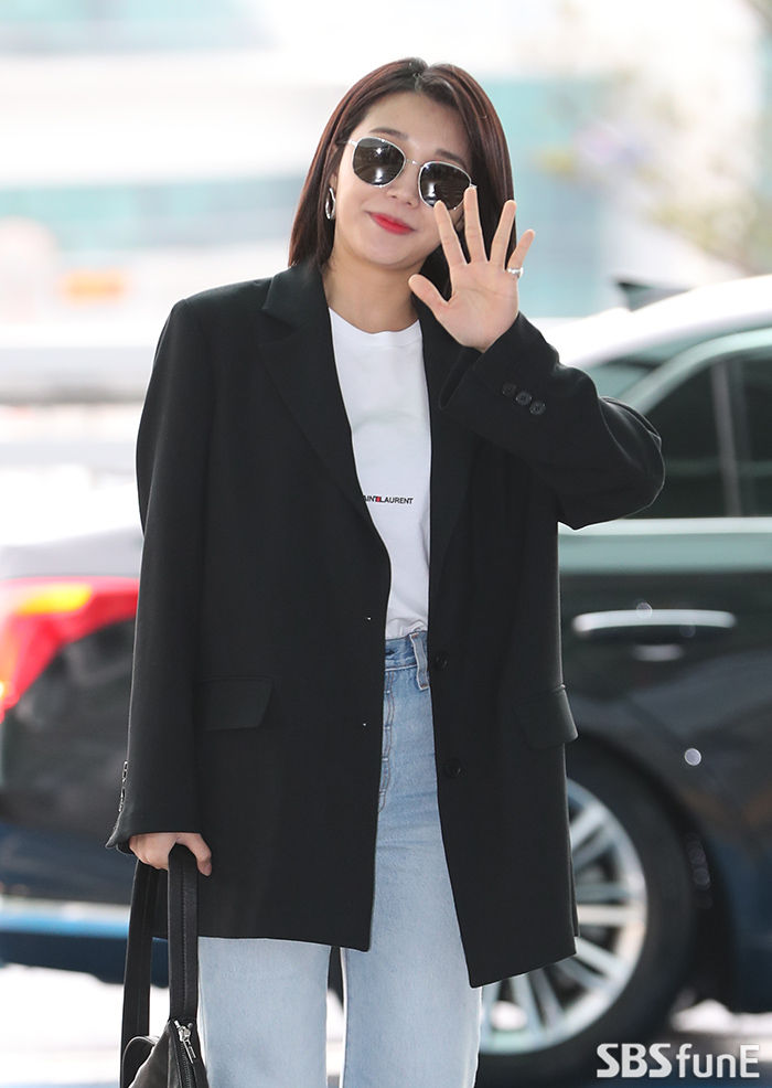 Singer Jung Eun-ji, who departs for United States of America Los Angeles on the afternoon of the 25th, arrives at the departure hall of Incheon International Airport and waves to the camera.