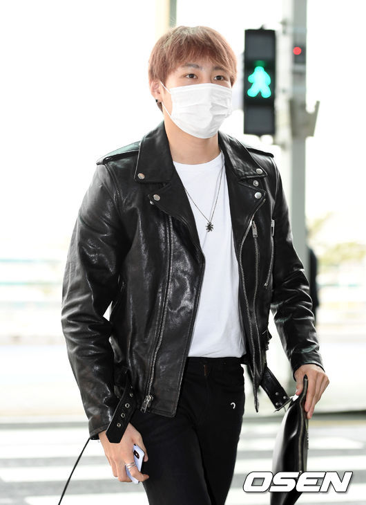 Singer Ha Sung-woon left for Los Angeles on the afternoon of the 25th through Incheon International Airport for overseas schedule.Singer Ha Seong-un is headed to the departure hall